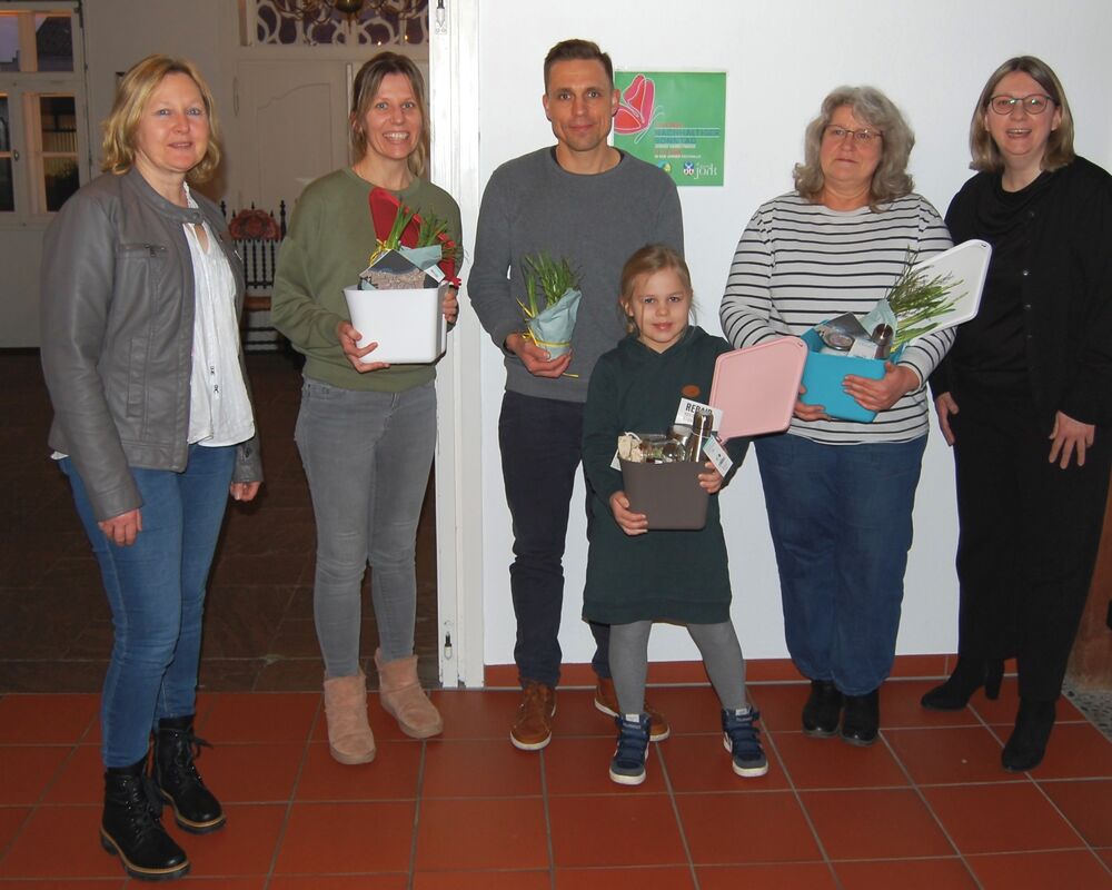 Preisübergabe im Rathaus der Gemeinde Jork (von links): Abfallberaterin Gaby Mahr, Anne Münter, Jörn Rolker mit seiner Tochter, Kathrin Prieß und Regionalmanagerin Sylvia Müller.