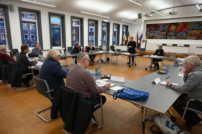 Landrat Kai Seefried im Gespräch mit Vertretern von Repair Cafés beim Netzwerktreffen im Kreishaus. Foto: Landkreis Stade / Daniel Beneke